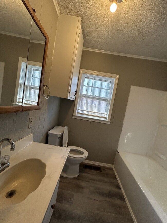 Building Photo - Very Nice 2BR/1BA House - Just Refreshed!