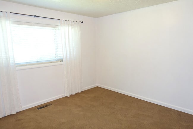 Building Photo - Updated Condo in Park-Like Setting