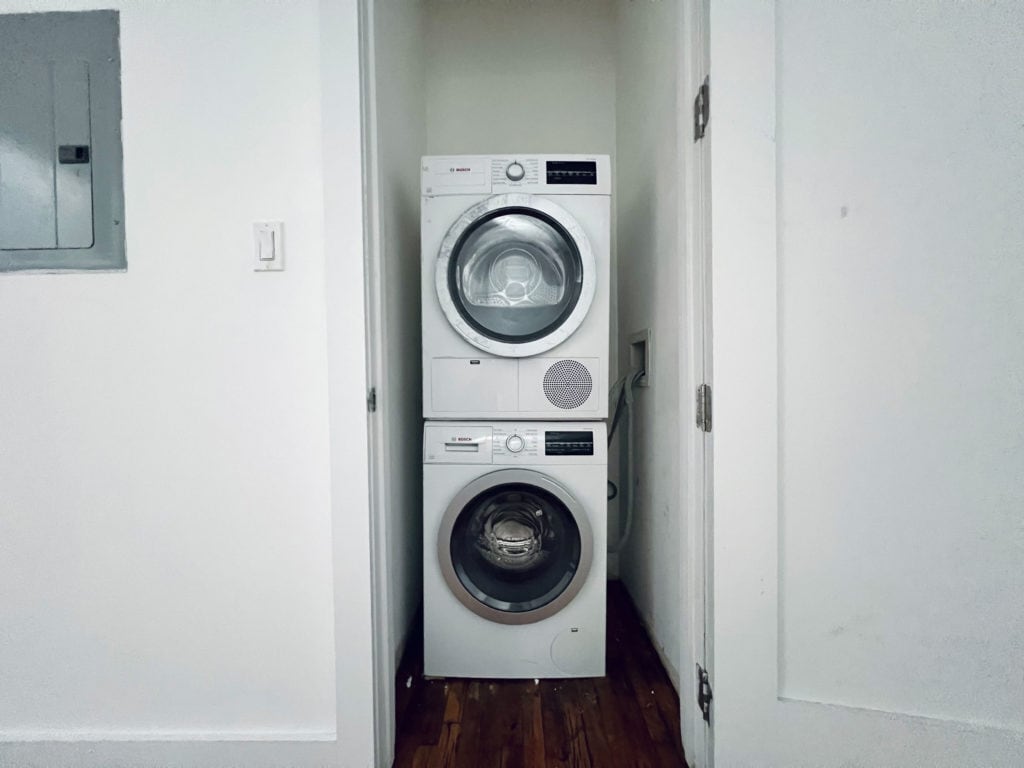 Building Photo - Furnished room/NOT APARTMENT