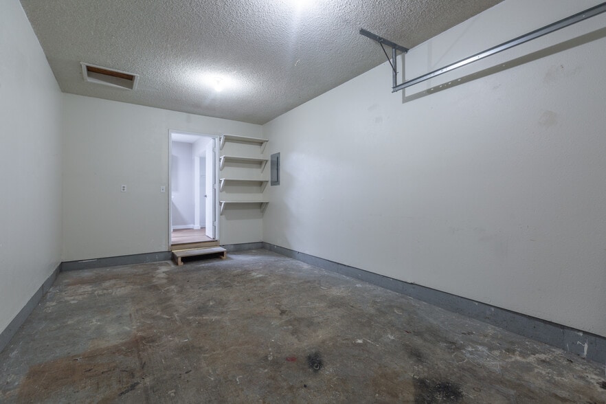 Building Photo - 110 SW Fleishauer Ln