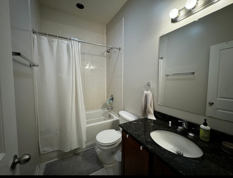 Building Photo - 2746 W Le Moyne St