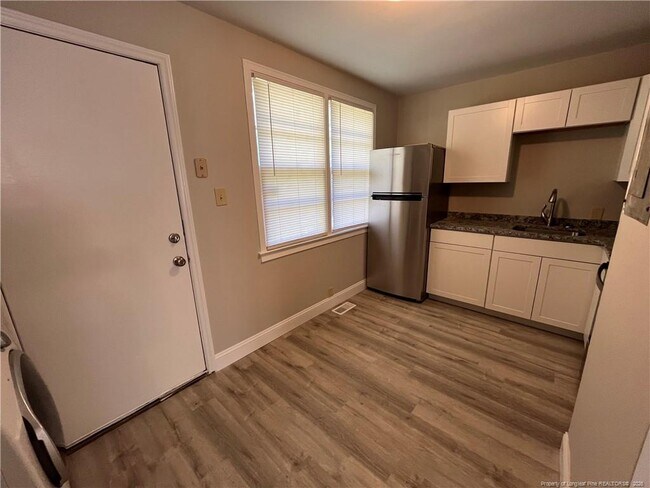 Building Photo - 2110 Rogers Dr