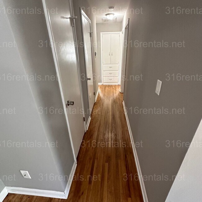 Building Photo - $1200 – 3 Bed + Bonus Room, 1 Bath | Singl...