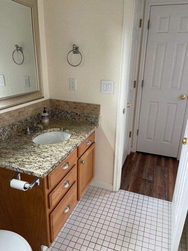 Building Photo - Cozy Studio Carriage House – All Utilities Included!