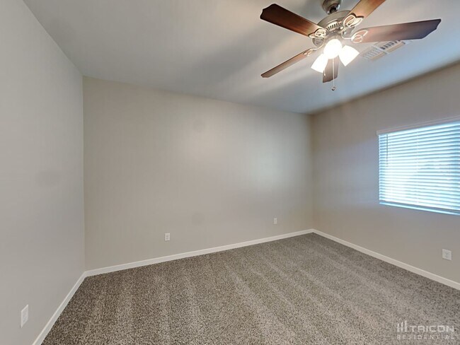 Building Photo - 4536 E Grandview St
