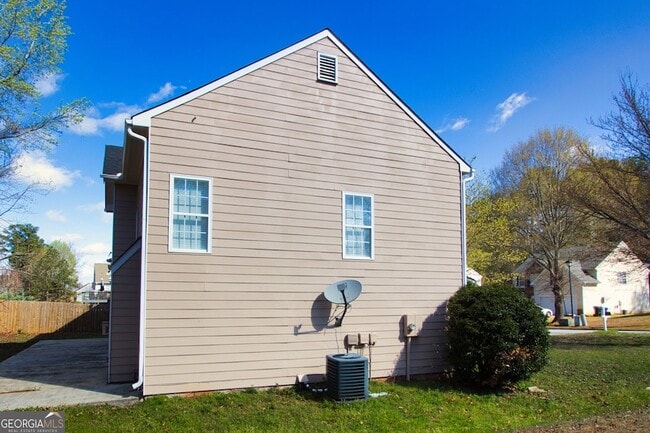 Building Photo - 585 Chapel Walk Ln SE