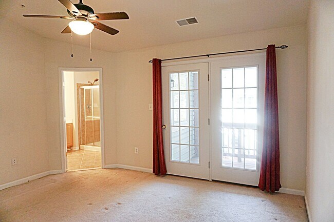 Building Photo - Exquisite Townhouse in Orchard Run Germantown