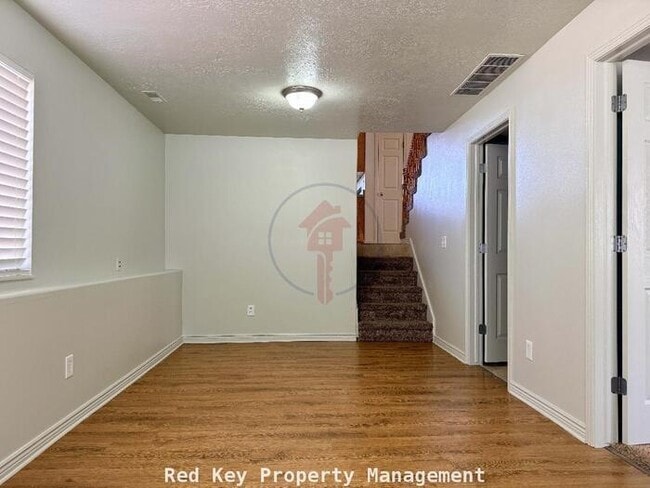 Building Photo - 900 W Single Family Home