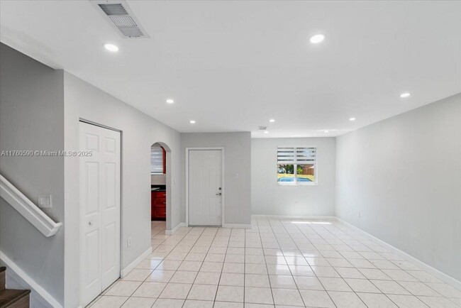 Building Photo - 360 NW 114th Ave
