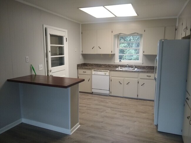 Building Photo - Charming 3BR/1.5BA Brick Home in Nashville – No Carpet & Large Yard