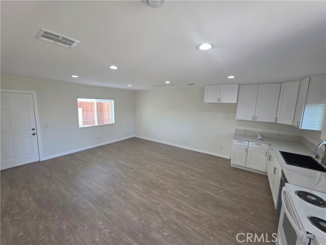 Building Photo - 1204 E Ave Q4