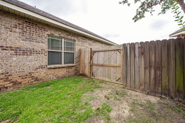 Building Photo - Charming Home Move-in Ready!