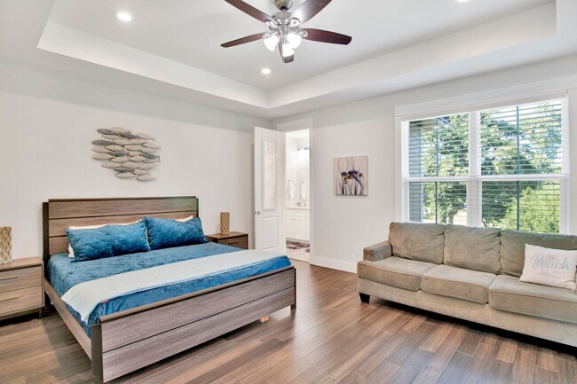 Building Photo - 3 bed East Hill Townhome