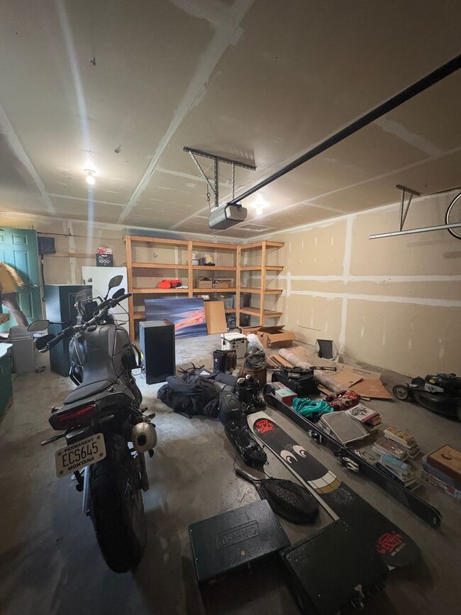 Building Photo - Classic 3 Bedroom 2 Bath Home with Attache...