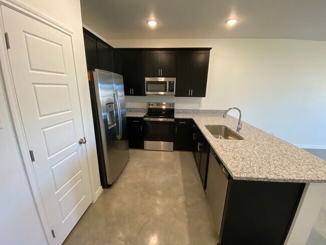 Building Photo - 648 Pacific Crest Trl