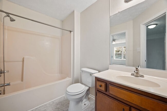 Building Photo - 3 Bed 1.5 Bath Home for Rent in Newport Ne...