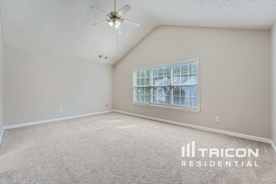 Building Photo - 570 Lullingstone Dr SE
