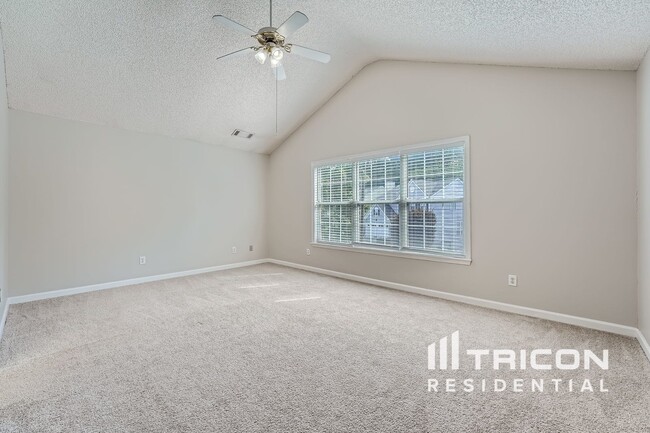 Building Photo - 570 Lullingstone Dr SE
