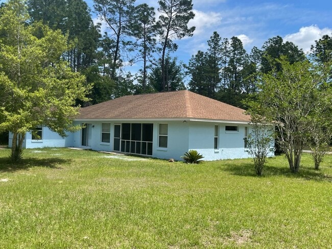 Building Photo - 3 Bedroom 2 bath 2 Car Garage situated on a large Corner Lot in SW Ocala