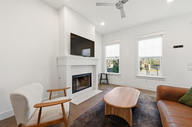 Building Photo - 3203 Locke Ln