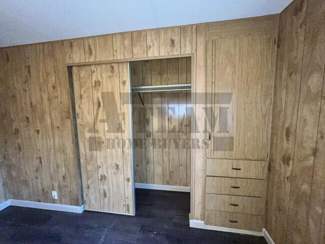 Building Photo - Spacious 2-bedroom, 1-bathroom home!