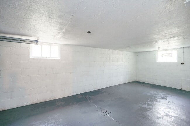 Building Photo - 1930 Stevens Ave