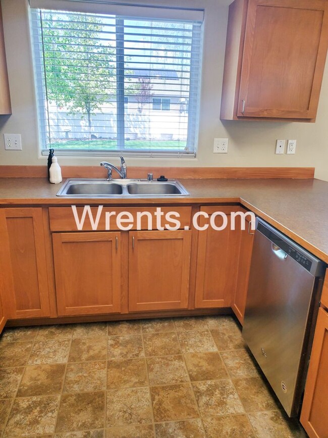 Building Photo - Beautiful 2 Story Home!