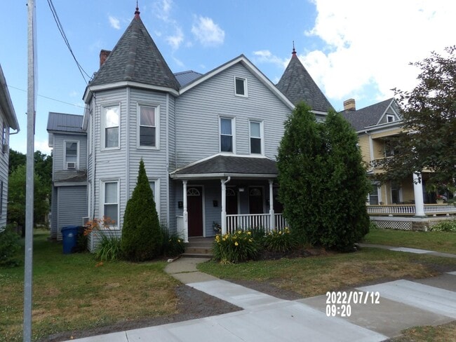 Building Photo - 374 Pine St