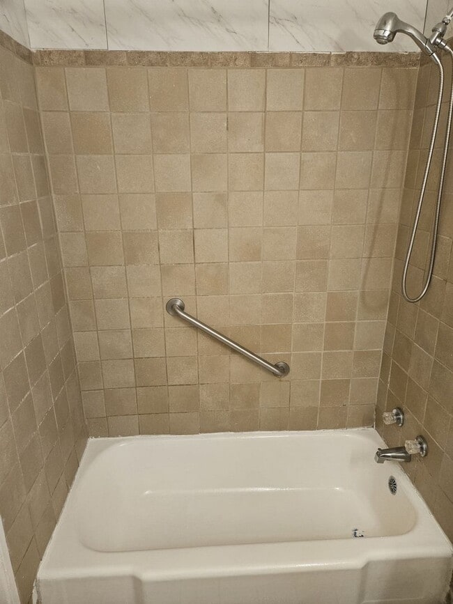 Building Photo - AFFORDABLE, SAFE & CLEAN Cozy 2 Bedroom Av...