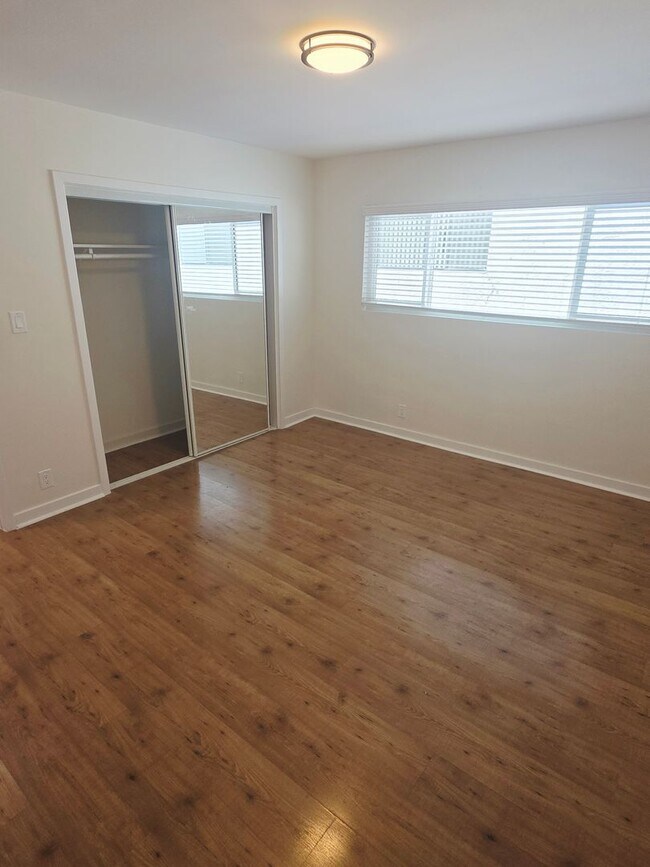 Building Photo - 561 E Orange Grove Ave