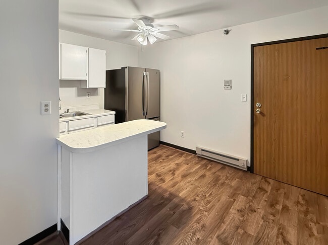 Building Photo - 3170 W Monroe St