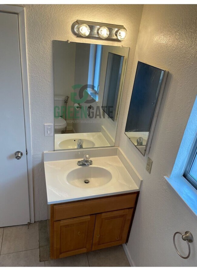 Building Photo - 177-179 Manzanita Lane