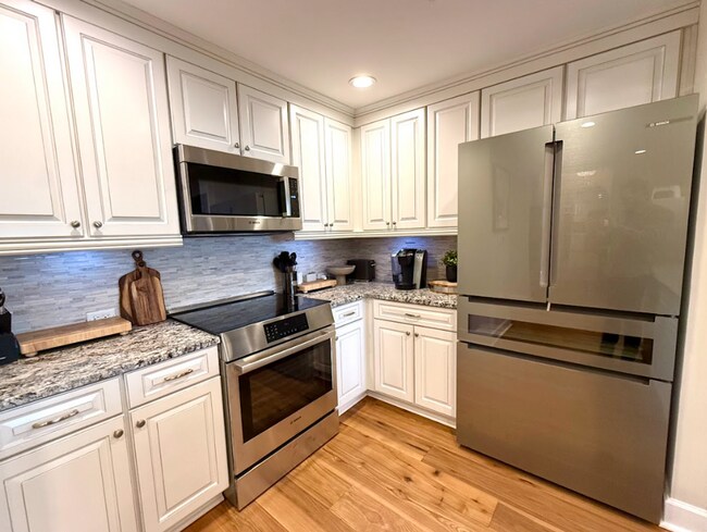 Building Photo - Newly Renovated Condo in the Heart of Downtown