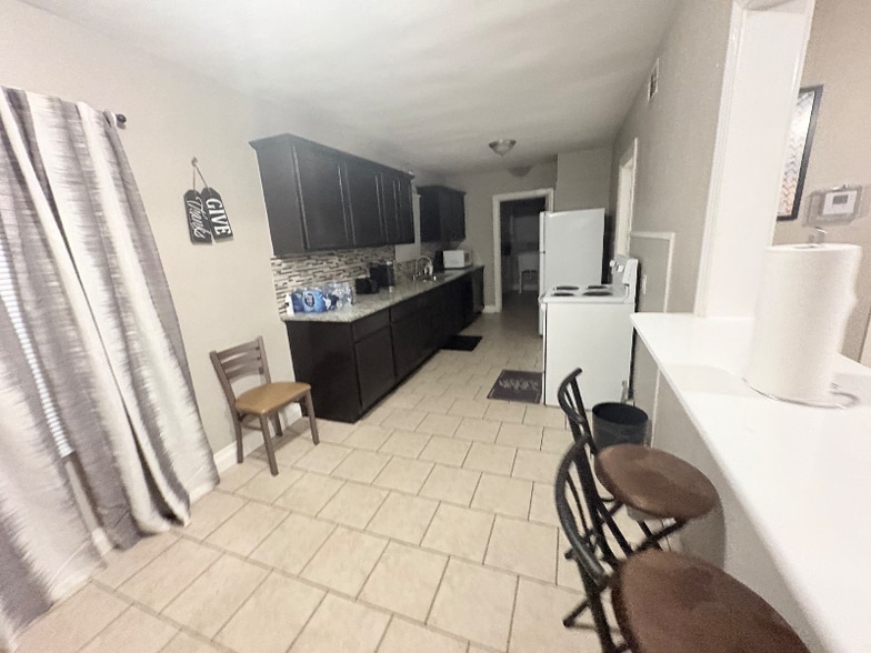 Building Photo - 1211 W 3rd St