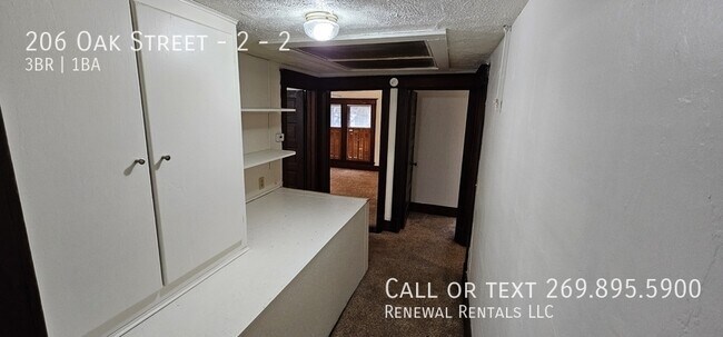 Building Photo - 206 Oak St