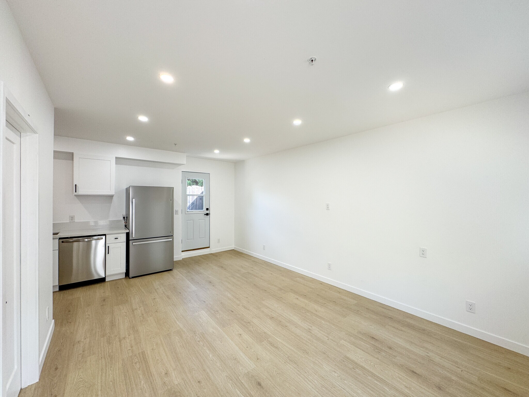 Building Photo - 956 Camulos St