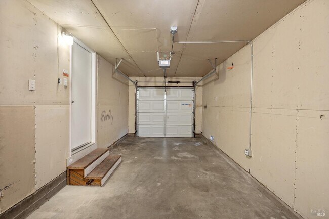 Building Photo - 372 Acacia St