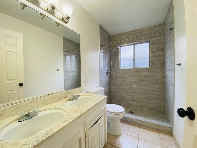 Building Photo - $2,100 Charming 3 Bedroom Home With 2 Livi...