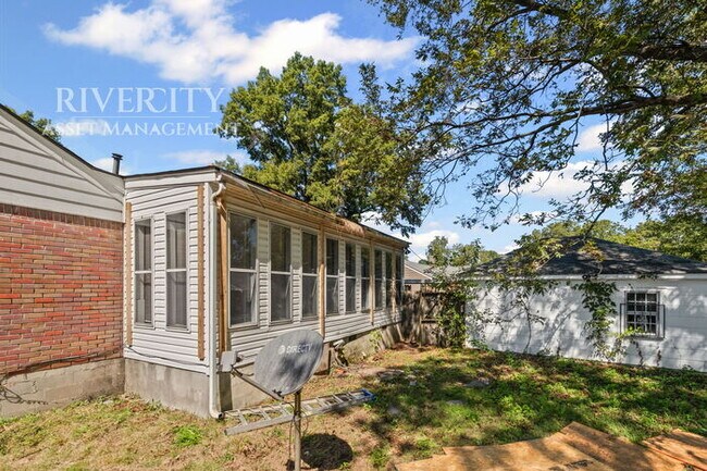 Building Photo - A MUST SEE, AMPLE SPACE HERE AND VERY MODERN !!!!! SECTION 8 WELCOMED