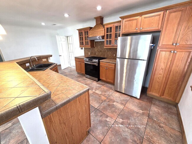 Building Photo - Beautiful 2 Bedroom 1 Bath Home