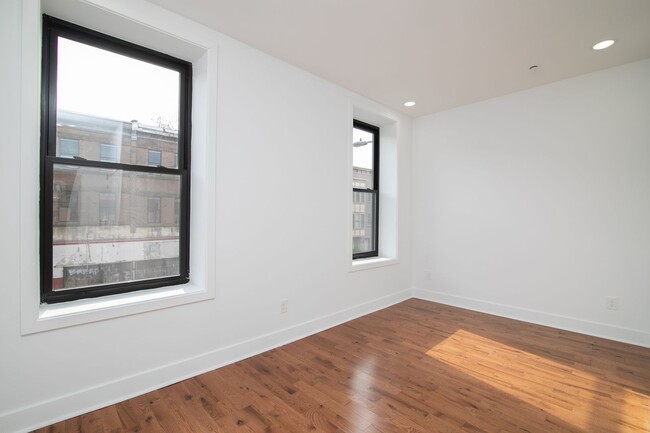 Building Photo - 3035 W Diamond St