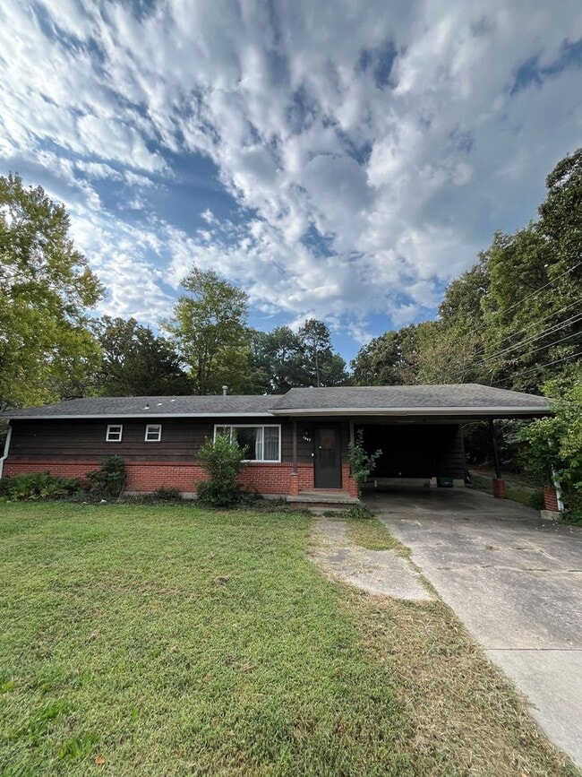 Primary Photo - 3 bedroom 2 bath home near campus