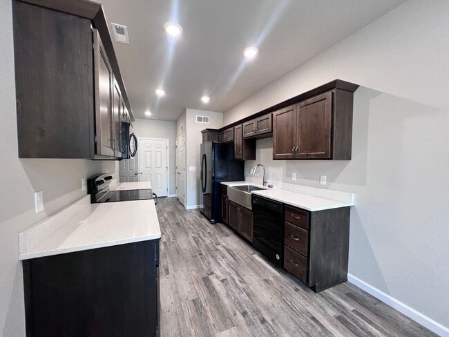 Building Photo - Charming Townhome in North Bismarck – Move-In Ready!