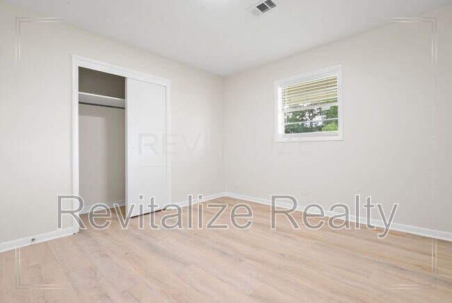 Building Photo - 2531 W David Dr