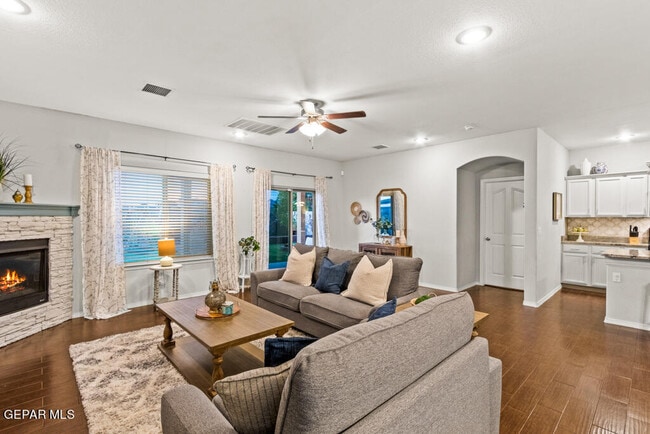 Building Photo - 7365 Dewberry Dr