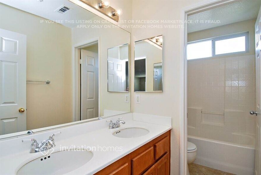 Building Photo - 15418 Rochelle St