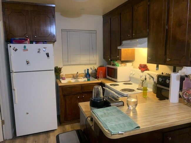 Building Photo - 621 W 7th St