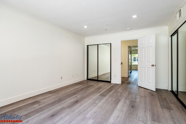 Building Photo - Beautiful Townhouse | Desirable Location