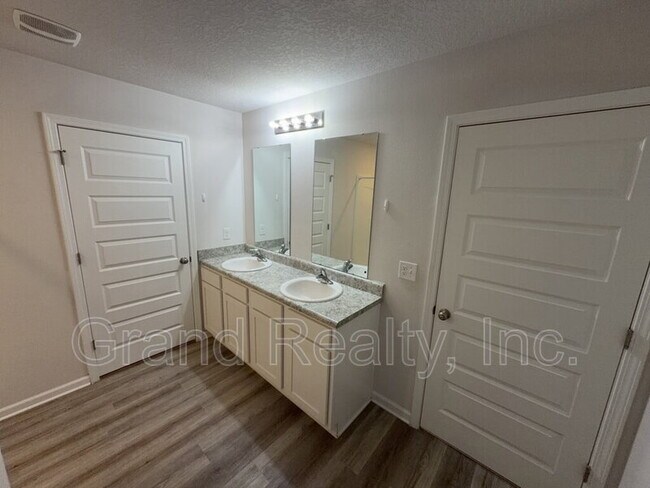 Building Photo - 5431 Peach Dr