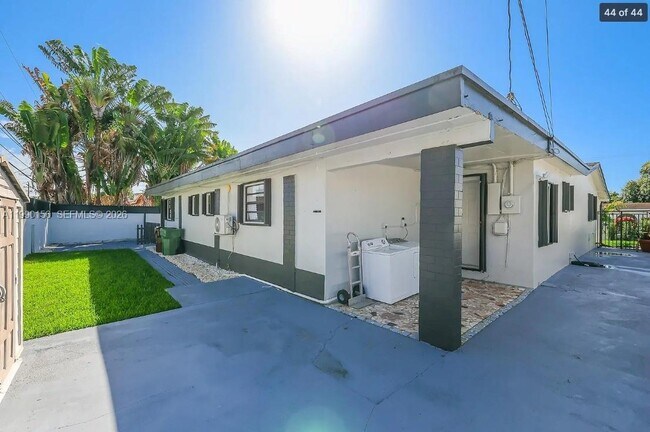 Building Photo - 865 W 72nd Pl